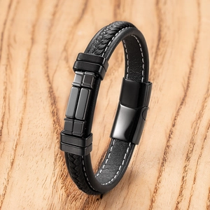 Meerlagige herenarmband van zwart gevlochten leer met matstalen magneetsluiting