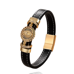Bracelet punk en cuir noir pour homme avec médaille religieuse dorée et fermoir magnétique