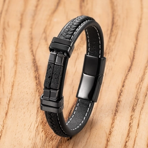 Macro-opname van heren leren armband met zwarte lavasteen en magnetische sluiting