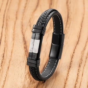 Detail van herenarmband van zwart leer met marmeren stenen en magneetsluiting