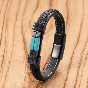 Detail van de zwarte lederen gevlochten herenarmband met turquoise stenen en sluiting