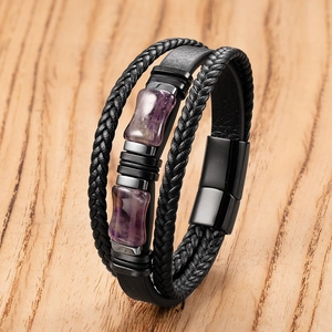 Gros plan sur un bracelet multi-rangs homme en cuir avec améthyste et fermoir magnétique