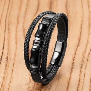 Bracelet multicouche pour homme en cuir tressé avec fermoir magnétique noir sur bois