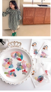 Gros plan de barrettes BB dégradées colorées pour enfants en formes géométriques variées