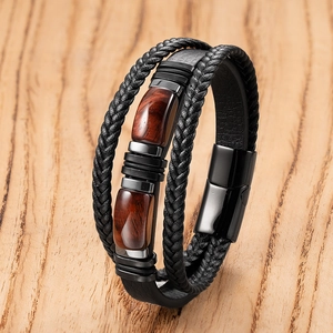 Dettaglio del bracciale multistrato in pelle con pietre occhio di tigre e chiusura magnetica