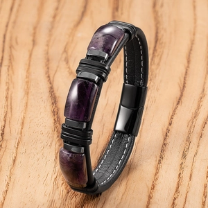 Dettaglio di un bracciale da uomo in pelle con pietre viola e chiusura magnetica
