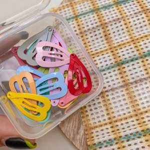 Detailed set of 2cm colorful matte heart-shaped mini hair clips in a clear storage box