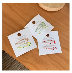 Détail du lot de barrettes de 5cm avec motifs de fruits comme l'orange et la fraise