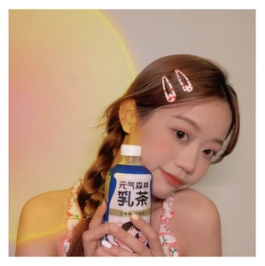 Gros plan d'une paire de barrettes rectangulaires au style de fruits d'été sur un mannequin