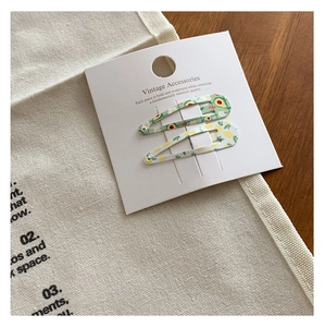 Détails des barrettes à motifs de fruits sur carte avec motifs avocat et citron