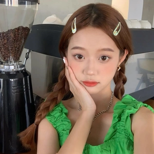 Modèle asiatique avec pince BB avocat 5cm et haut à volants vert dans un café chic