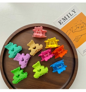 Lot de 10 pinces à cheveux ours mates colorées avec cœur sur plateau en bois