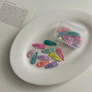Set di fermagli per capelli colorati in metallo in una scatola di plastica trasparente
