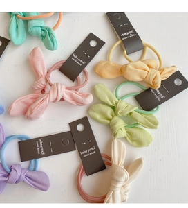 Détails de chouchous à oreilles de lapin colorés en lin aux tons pastel et textures douces