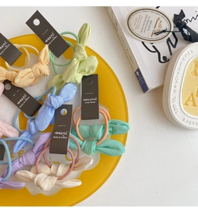 Détail de chouchous nœuds en tissu faits main aux couleurs pastel macaron