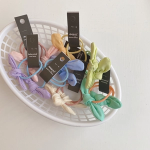 Lot de chouchous à nœuds en tissu coloré pour filles aux tons macaron sur fond blanc