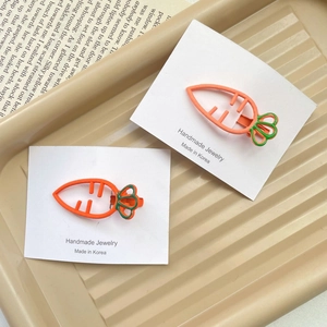 Lot de deux jolies barrettes carotte orange sur carte avec un fond vintage minimaliste chic