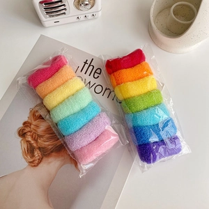 Vue détaillée de l'ensemble d'élastiques à cheveux arc-en-ciel sur une revue blanche