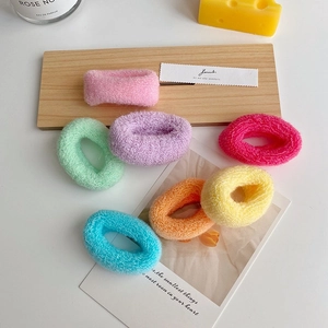 Vue détaillée de 7 chouchous élastiques en tissu éponge aux couleurs vives de bonbons