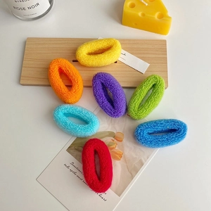 Vue détaillée des élastiques à cheveux en peluche colorés aux couleurs vives de l'arc-en-ciel