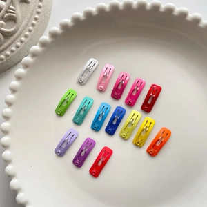 Set di 15 mini fermagli per capelli BB quadrati colorati per animali su piatto bianco