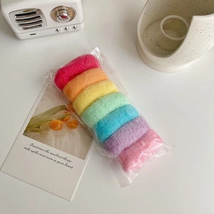 Détail de 7 chouchous élastiques arc-en-ciel en tissu éponge doux pour cheveux