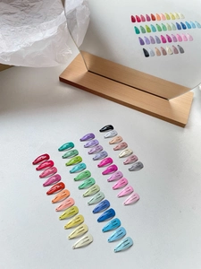 Gros plan de mini barrettes BB de 2cm colorées disposées sur une surface blanche