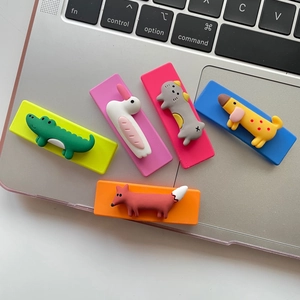 Détail de 5 pinces à cheveux animaux 3D sur ordinateur portable avec crocodile et lapin