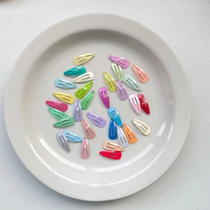 Barrettes à cheveux colorées en métal aux tons macaron pour animaux et poupées sur plat
