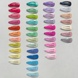 Vue à plat de mini barrettes BB colorées de 2cm en métal avec finitions peintes