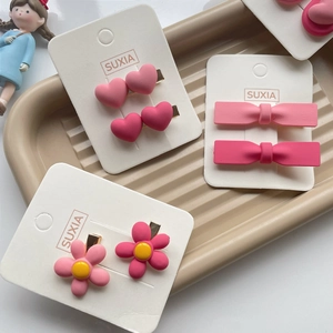 Pink heart and bow hair clip set for girls on display card with cute doll accent