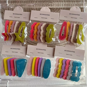Détail macro d'un ensemble de barrettes colorées en velours aux formes géométriques