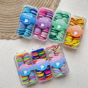 Set di elastici per capelli colorati per bambini in sette scatole trasparenti con motivi orso