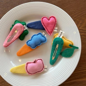 Barrettes en tissu faites main avec nuages et motifs de fruits sur une assiette en céramique