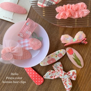 Süßes Haarklammer-Set für Mädchen aus fuchsia Stoff mit Pailletten und Stickereien im Korea-Stil