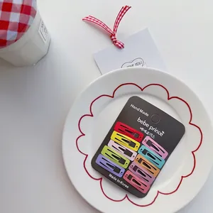 Set aus 10 farbenfrohen matten quadratischen Haarspangen für Kinder auf Displaykarte