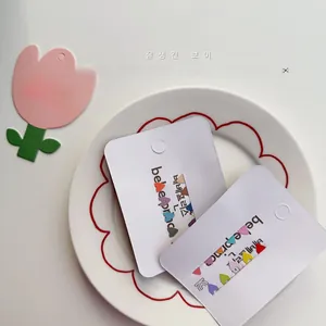 Detail der bebe prince Haarclip-Verpackung mit bunten Herzmustern und Markenlogo