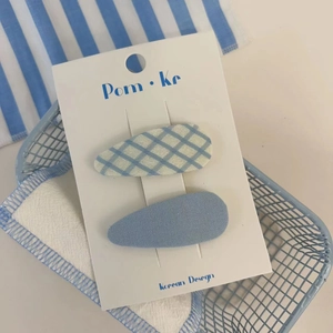 Ensemble de barrettes BB en tissu bleu avec motif à carreaux et uni sur carte de support