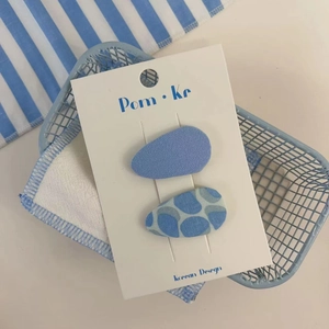 Lot de deux barrettes en tissu bleu clair au design coréen sur carton blanc
