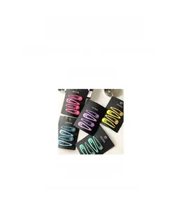Détail de barrettes à cheveux à paillettes colorées en rose, violet, jaune et bleu