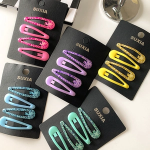 Lot de barrettes clic-clac en couleurs unies et motifs léopard sur carte présentoir