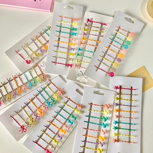 Bunte Bonbonfarben Haarspangen Set mit niedlichen Formen auf weißen Displaykarten