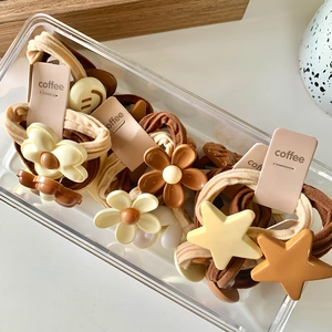 Braune elastische Haargummis Set mit Blumen- und Sternanhängern in einer Box