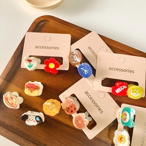 Schattige mini haarklemmetjes set met kleurrijke beren en bloemen op een displaykaart