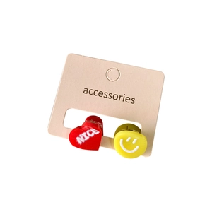 Schattige cartoon mini haarclips set met rood hart en gele smiley op een kaart