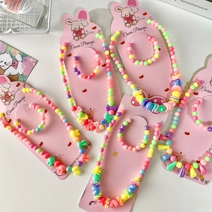 Set collana e braccialetto di perline rosa per bambine con simpatica carta di coniglio