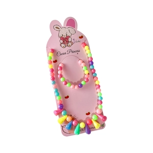 Set di gioielli con perline colorate per bambine con collana e bracciale su carta coniglio