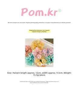 Vista dettagliata di fermagli a fiocco floreali fatti a mano con misure 12cm x 9,5cm