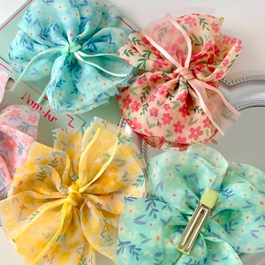 Fiocchi per capelli in organza floreale color menta, rosa e giallo su cartoncino