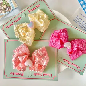 Fermagli per capelli a fiocco fatti a mano con perle a cuore per bambine, set da tre